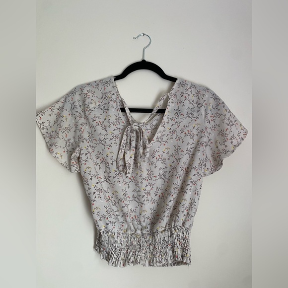 Floral top with a tie in the back - Picture 2 of 3